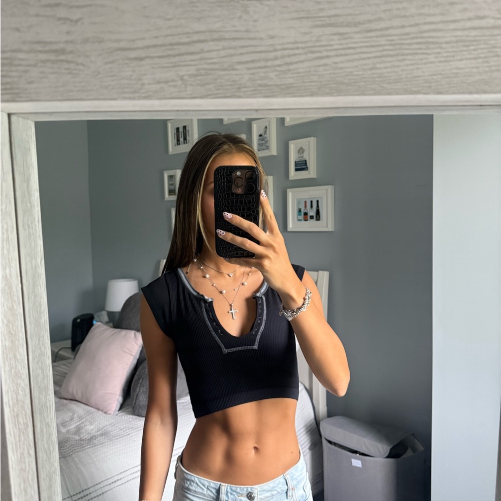 Black Sleeveless Crop Top